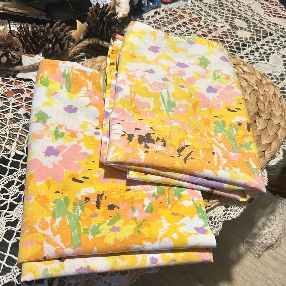 Two Matching Vintage 1960’s/1970’s Fashion Manor Standard Floral Pillowcases - Picture 12 of 13